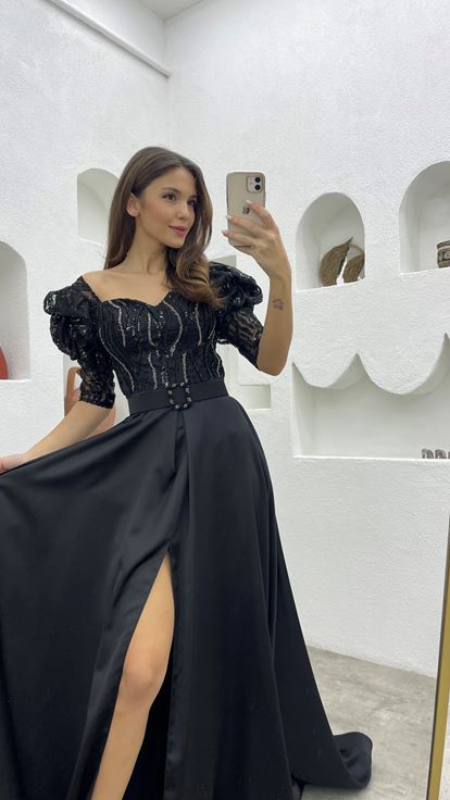 Vestido de noche de satén negro con mangas abullonadas  bordado y cinturón